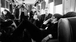 Kiertue-elämää. The Beatles kiertueella jossain odotustilassa. Etualalla John Lennon ja George Martin. Arkistokuva Ron Howardin ohjaamasta dokumenttielokuvasta The Beatles: Eight Days A Week (2016).