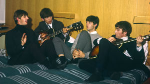 "Nelipäinen olento" rentoutuu hotellihuoneessa. The Beatles kiertueella jossain hotellihuoneessa. Arkistokuva Ron Howardin ohjaamasta dokumenttielokuvasta The Beatles: Eight Days A Week (2016).