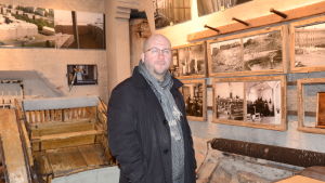 Sankarin perhe pitää yllä Kakolanmäen historiasta kertovaa museota. Heikki Sankari esittelee Kakolanmäen museota.