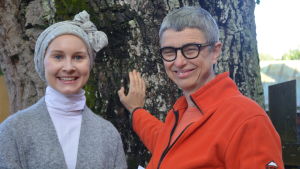 Jelena Ahlblad och Bitte Westerlund gillar konceptet med reko. Jelena Ahlblad och Bitte Westerlund vid eken på Yle Västnylands gård.