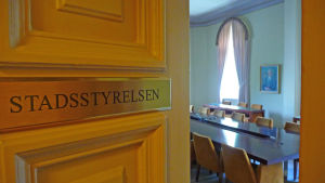 SFP har bollen på måndag, då frågan om direktörslönerna är uppe i stadsstyrelsen. stadsstyrelsens rum i borgå