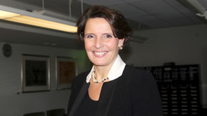 Anne Berner anklagas för att ta kritiken om beslutet för tågtrafiken personligt. Anne Berner är nordisk samarbetsminister