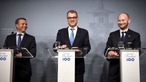 Sannfinländarna bjöd under veckan som gick på politisk spänning. Det slutade med att Sampo Terho tog Timo Soinis plats i den så kallade regeringstrion. Petteri Orpo, Juha Sipilä och Sampo Terho står bakom varsitt podium.