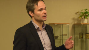 Minister Kai Mykkänen säger att hamnen i Hangö står inför positiva utmaningar. Porträttbild på Kai Mykkänen.