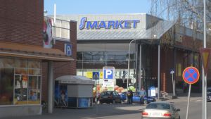 Mataffärerna i Karis centrum lockar kunder också från annan ort. Men konkurrensen kräver fler butiker, säger rapporten. Mataffärer i Karis centrum.