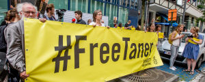 Amnesty-aktivister protesterar mot att ledaren för Amnestys turkiska avdelning Taner Kilic sitter fängslad. Demonstranter vill att Taner Kilic, ledaren för Amnesty i Turkiet, ska släppas fri.