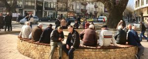 Pensionärerna i Veles har haft ett tryggt och bra liv, men situationen för dagens ungdom är mycket svårare. De manliga pensionärerna i Veles i Makedonien möts dagligen på torget.