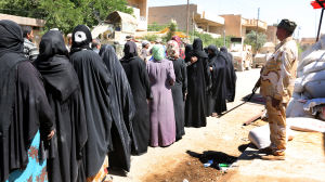 Evakuerade civila nära gamla staden i västra Mosul köar för att få mjöl. Evakuerade civila nära gamla staden i västra Mosul köar för att få mjöl.