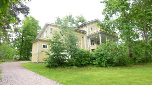 Lägergården Grantorp behövs inte längre för stadsbarnen. En gul stor träbyggnad som är omgiven av lummiga träd och buskar.