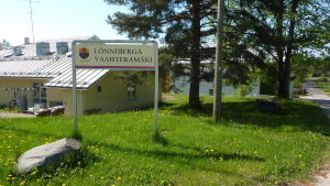 Servicehemmet Lönneberga. Lönnebergas skylt i Ingå. Bakom skymtar den äldre delen av servicehemmet till vänster.