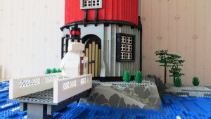 Muminpappan som fyrvakt. Legobyggaren Topi Haapanen i Borgå har byggt en muminfyr av legoklossar med muminpappan på bryggan framför fyren