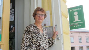 Nuvarande turistsekreteraren Viveca Blomberg går i pension. Ledande turistsekreterare Viveca Blomberg i dörren till turistbyrån i Ekenäs