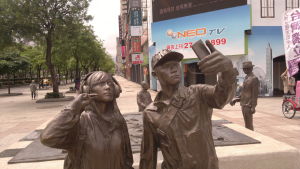 Selfie-staty i brons i Taiwan. Kunde det vara en turistattraktion också i Åboland? Selfie-staty i Taiwan