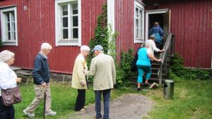 Företagarna på industriområdet i Tolkis bjöd nostalgiträffens deltagare på eftermiddagskaffe i tjänstemannaklubben. Tolkisgillet samlades till en nostalgiträff på det gamla sågområdet i Tolkis, Borgå