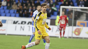 Joonas Vahtera gjorde VPS enda mål mot FC Inter. Joonas Vahtera med bollen i matchen mot HJK.