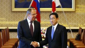Utrikesministrarna Sergei Lavrov och Fumio Kishida skakar hand inför förhandlingarna om bland annat Kurilerna Utrikesministrarna Sergei Lavrov och Fumio Kishida skakar hand inför förhandlingarna om bland annat Kurilerna