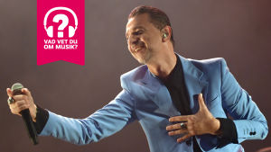 Dave Gahan. Dave Gahan ler och håller en mikrofon i sin utsträckta högra hand.