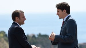 Justin Trudeau och Emmanuel Macron träffas första gången under G7-mötet på Sicilien. Mötet blev en hit på sociala medier. Justin Trudeau och Emmanuel Macron träffas under G-7 mötet i Taormina maj 2017