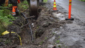 I Brunkom i Karis har Carunas luftkablar grävts ner i marken under sommaren. En grävskopa som gräver ett dike. Gult band ovanför jordkabeln visar att det finns en kabel om någon börjar gräva.