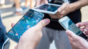 Mobilspel viktiga för folkhälsan? Ett gäng på sina mobiler/plattor.
