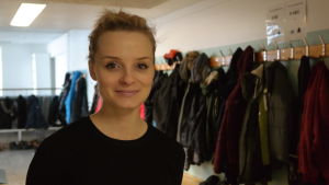 Johanna Karlsson vill hålla sig nära eleverna också i framtiden. Skolkurator Johanna Karlsson i en korridor i Sarlinska skolan i Pargas