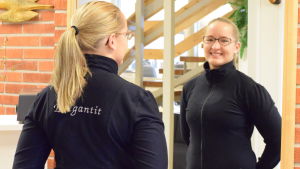 Nanne Vaihinen har nytta av sin gedigna bakgrund inom dans, teater och musik. Porträttbild på Nanne Vaihinen.