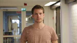 Ålands landskapsregerings jaktförvaltare Robin Juslin anser att man måste börja prata om påverkan som havsörnen har på andra sjöfåglar. Porträtt på Robin Juslin som är jaktförvaltare vid Ålands landskapsregering. Robin har på sig en ljusbrun, kortärmad t-skjorta.