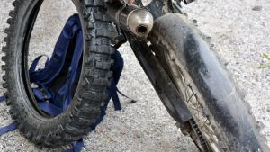Huikko anser att det är en bra hobby för ungdomar att ta hand om sin moped. Slitet mopeddäck