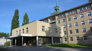 En tredjedel av huvudbyggnaden i Mjölbolsta är i dag flyktingförläggning. Mjölbolsta sjukhus blir flyktingförläggning