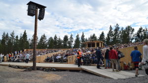 Scenen var byggd specifikt för föreställningen av Okänd soldat i Harparskog. Fullsatt läktare på premiären av Okänd soldat i Harparskog