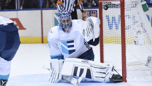 Nyckelspelaren Jaroslav Halak måste överträffa sig själv om Lag Europa ska bli World Cup-mästare. Jaroslav Halak släpper in en puck.