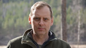 Mikael Sundberg skulle hellre se björn än varg i hemknutarna. Man utomhus.