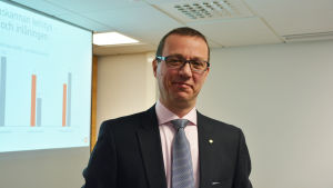 Vd Mauri Molander på Östnylands andelsbank tycker det är synd att tillväxten i Östnyland är så mycket sämre än i huvudstadsregionen andelsbanken