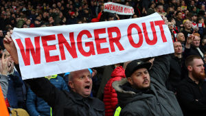 Många Arsenalsupportrar vill se Wenger sparkad. En supporter håller upp ett plakat med texten "Wenger out".