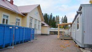 Hösten 2019 flyttar eleverna till ny skola i Tolkis. Gammelbacka skola och baracker.