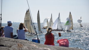 HSS oroar sig för att NJK:s nya hamn hotar HSS kappseglingsbanor utanför Ärtholmen. Bild från HSS champagneregatta sommaren 2014. Champagneregattan 2014