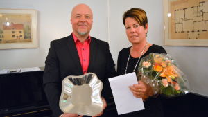 ÅIF:s ordförande Michaela Lindqvist tog emot kommunens pris. Ådalens Idrottsförenings ordförande Michaela Lindqvist.