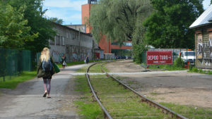 Strax intill järnvägsstationen finner man början till Kulturbanan. Övergiven tågbana, människor promenerar intill den.