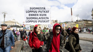 Nuoria osoittamassa mieltään kannabiksen laillistamisen puolesta Tampereella 2010. Nuoria osoittamassa mieltään kannabiksen laillistamisen puolesta Hämeenkadulla Tampereella. Nuoria mielenosoituksessa. Kyltti, jossa teksti "Suomesta loppuu putkat ennenkuin suomalaisilta loppuu puskat".