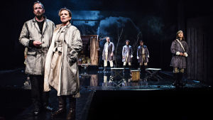 Arkivbild, Wasa Teater. Fältprästen (Niklas Groundstroem) och Mor Kurage (Ylva Ekblad) i förgrunden, Jonas Bergqvist, Markus Lytts, Alexander Holmlund och Kalle Halmén i bakgrunden. Fältprästen (Niklas Groundstroem) och Mor Kurage (Ylva Ekblad) i förgrunden, Jonas Bergqvist, Markus Lytts, Alexander Holmlund och Kalle Halmén i bakgrunden.