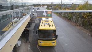 Splithterny elbuss vid Åbo flygplats.