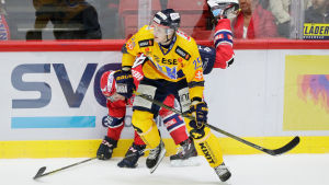 Jukurits Joonas Kalliola tacklar HIFK:s Miro Heiskanen. Jukurits Joonas Kalliola tacklar HIFK:s Miro Heiskanen.