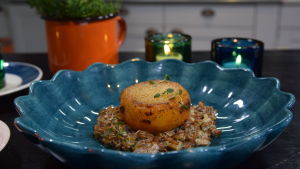 Portion med buljongkokt svedjerova och stuvad råg.