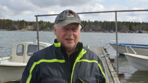 Per-Henrik Bergström fiskar i Vasa skärgård Man i keps i småbåtshamn