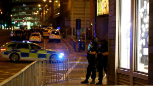 Stort polispådrag vid Manchester Arena. Polisbilar och poliser i gatubilden i Manchester.