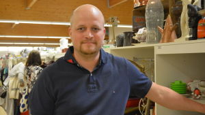 Andreas Berg är vd för loppiset Combo i Vasa. ägaren av combo, andreas berg, står mitt bland loppishyllorna i combo