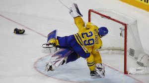 Bilden på skuttet som kommer att prägla ishockey-VM 2017. William Nylander hoppar på Henrik Lundqvist.