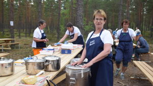 Inga Mannström serverade ärtsoppa och knäckebröd åt hungriga åskådare. Inga Mannström serverade ärtsoppa under