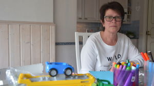 Familjedagvårdare Lena illman tycker att vargen rör sig för nära bebyggelse nu. Kvinna vid matbord med leksaker.