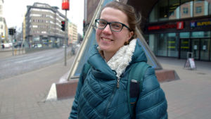 Jag önskar att Migri skulle bekanta sig närmare med livet för homosexuella i Ryssland. Kom efter det och säg att vi kan leva fritt där, hälsar Maria Eliseeva. Maria Eliseeva står utanför Kajsaniemi metrostation.